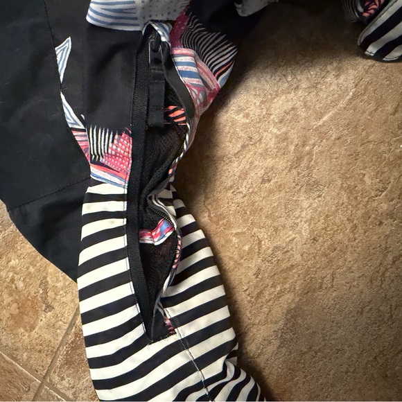 ROXY Brand Children’s size 8 One Piece Snowsuit Pink Black White Blue - Picture 4 of 6